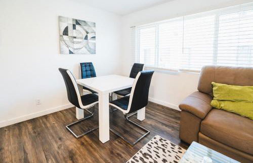 Chic 1-Bedroom with Dinning area in Central Location Close to Downtown with Free Parking - Foto 11