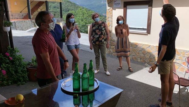 Visita al llagar de sidra del Mirador de Miranda - Foto 2, Escanciando sidra