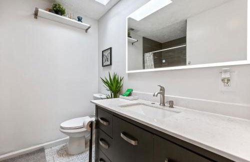 Pristine Townhouse With Rooftop Deck Near Canton! - Foto 5