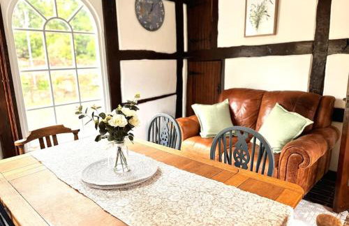 Stylish Tudor Cottage & Hot Tub - Photo 13