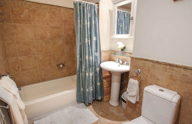 Modern 2-bed Apt Near Beach In St. Lawrence Gap 2 Bedroom Apts by Bluescape - Foto 44