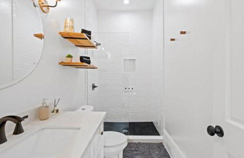 Elegant 4bd with Pool and Off Street Parking - Foto 14