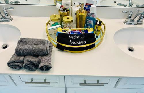 Charming Retreat Modern Luxury Family Sleeps 10 - Foto 35