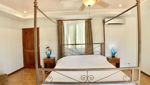 Villa Arenas: Private Pool & Easy Beach Access in Jaco by RedAwning - Foto 5, Habitación