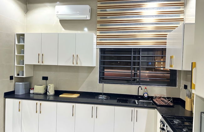 2BR Apartment With Pool and Wifi Near East Airport - Photo 7