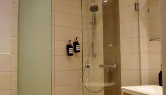 Stilvolle Wohnung mit Balkon & Parkplatz - Foto 5, Shower