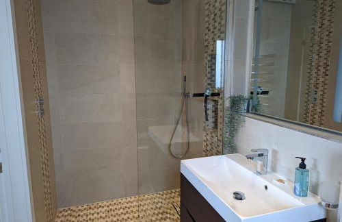 Unique, Spacious, Self-Built Eco Home with huge garden and movie room - Photo 24