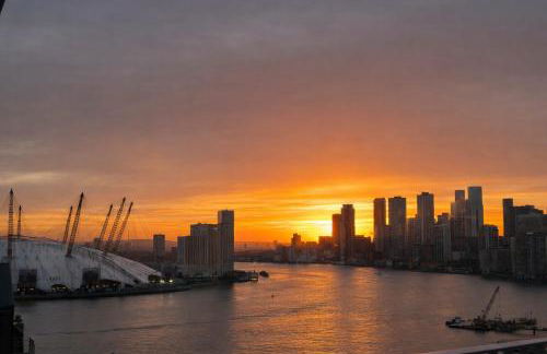 Beautiful view to Canary Wharf , O2 arena , near by London Excel 3-beds - Photo 18