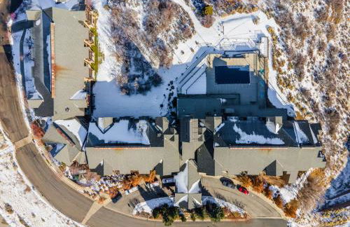 Top Floor Deer Valley Gondola Lakefront Condo- Great views - Photo 32