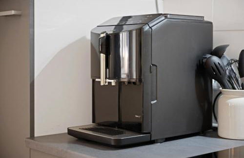 MAISUITES Sperling - Zentrale Ferienwohnung mit Boxspringbett, Kaffeevollautomat, WLAN & seitlichem Seeblick - Foto 28