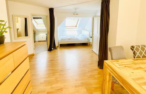 Fantastische Dachgeschosswohnung in Connewitz nahe Karli - Platz für bis zu 5 Personen - tolle Lage und öffentliche Verkehrsmittel - Foto 13