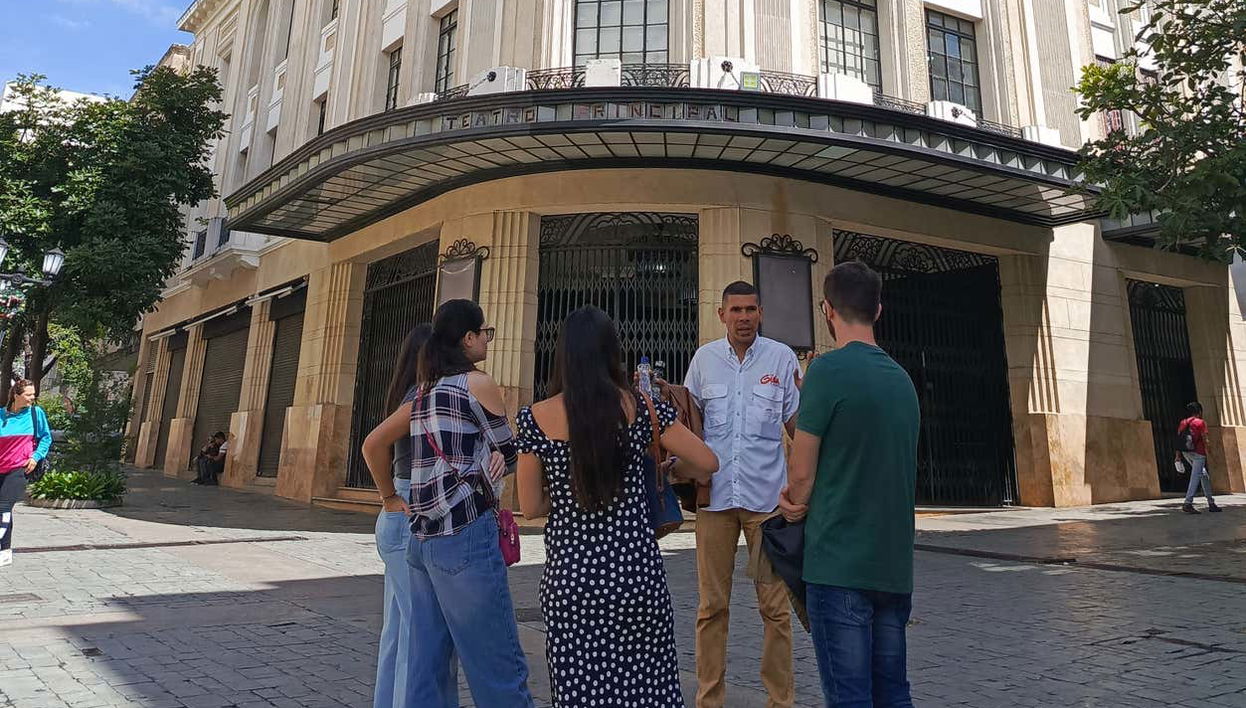 Escuchando atentos al guía