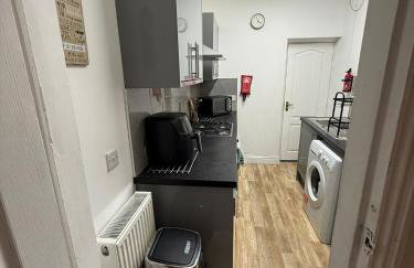 Cozee 2-bed in WV11 ideal for long work stays & relocation cls to New cross hospital M54&M6 - Photo 13