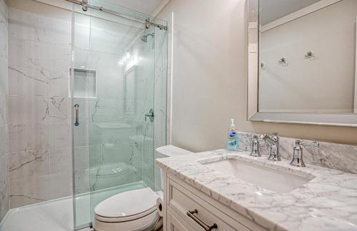 NEW LISTING Six Bedrooms - Private Dock - Steps to the Beach - Sleeps 14 - Foto 53