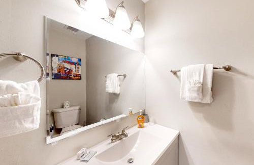 Cozy Spacious Home with Private Backyard and Patio, near shopping - Foto 20