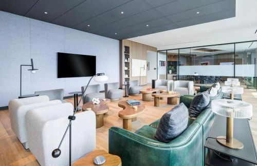 Luxury 1BR w Stunning Floor-to-Ceiling Water Views - Foto 26