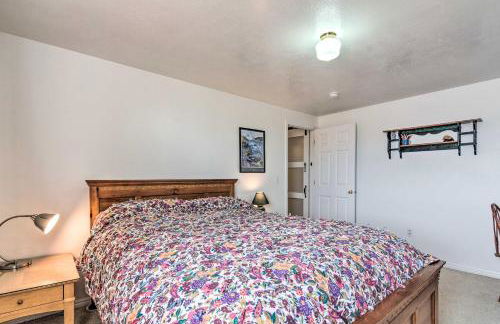 Pet-Friendly Aurora House with Mountain Views! - Photo 17