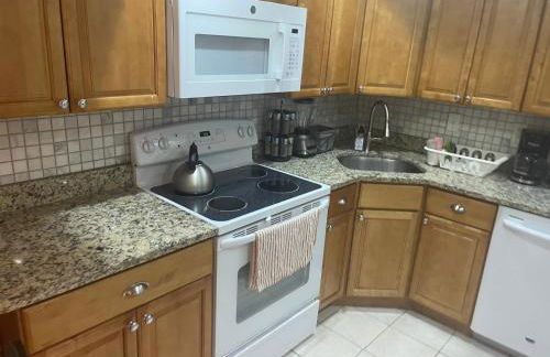 COMFY Basement Home 2 Bdrm1Den 3Queen Beds - Foto 12