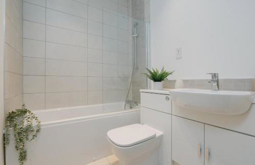 StarHost Residences - Spacious 2-bed Apartment in Newbury - Photo 22