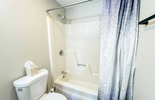 New Remodel | Mins to DHMC & Hanover | Explore NH - Foto 21