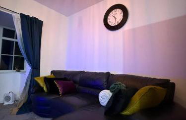 Home away Tamworth Staffordshire 4 Bedroom 3 Bathroom - Semi Detached House - Foto 2