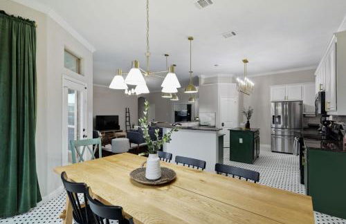 5-Bed 2-Bath with Pool & Backyard Retreat - Foto 9