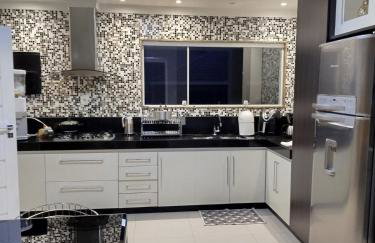 Casa Teresópolis perto do centro com três suítes e piscina - Foto 18