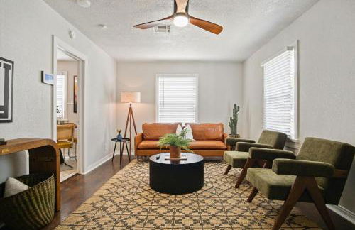 Charming Yellow Door House Steps from OU - Photo 3