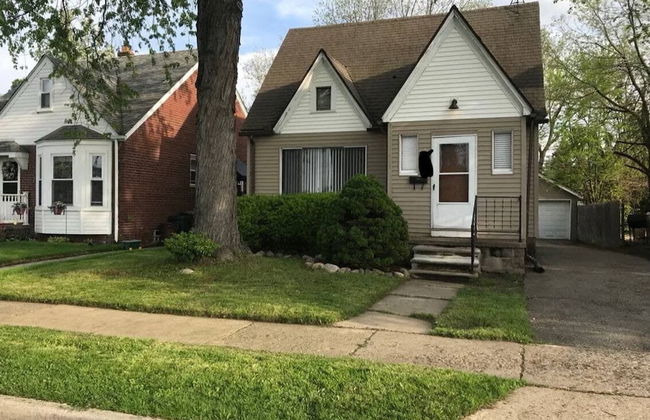 Shiny and Comfortable Oakland House 3 car Driveway - Photo 20