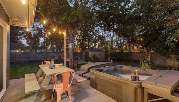 Hot Tub, Firepit, Deck | 10mins to Beach | Middle Terrace Cottage by AvantStay - Foto 2, Interior