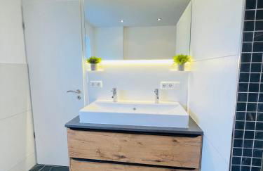 The Villa Toscana, a serene retreat in Center of Friedrichshafen City with lush green lawns, terrace & private garage- Lidl, Bakery walking distance- Bodenseecenter, Sportsbad 3 mins, Lake 7 mins - Foto 11