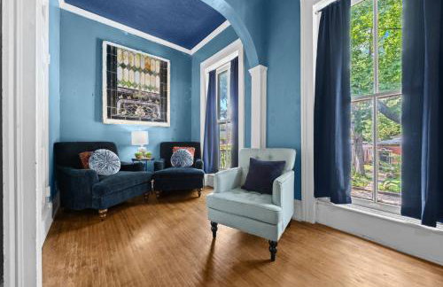 Elegant Manor w Private Yard & Modern Amenities - Foto 9