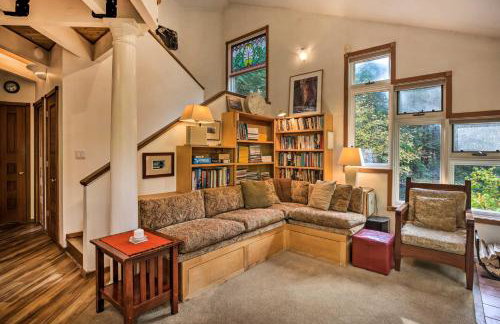 Enchanting Escape with Hot Tub, Decks and Views! - Foto 4