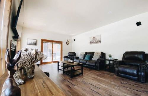 Kathys Cabin, King Bed, Hot Tub, Near-NAU & Downtown attractions, Perfect Year-Round Mountain Getaway - Photo 3