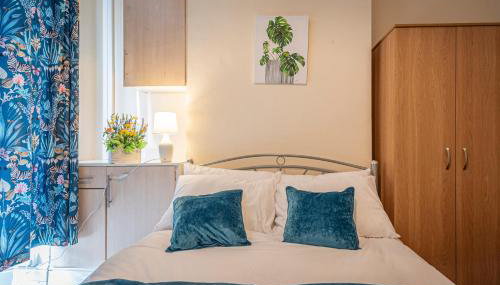 Spacious home in Newcastle Under Lyme with Parking - Foto 3