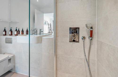 Modern 2 Bedroom with Superking Bed & Balcony views Near Wembley - Foto 18