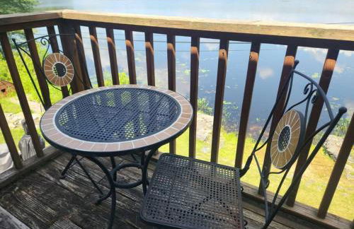 Spacious Accessible Waterfront Retreat with Hot Tub - Foto 9