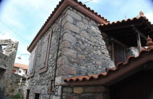 wood and stone in the path of lava - Foto 26