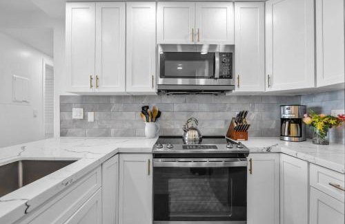 Oceanfront Modern Coastal Remodel - Serene Sunsets & Relaxation on Large Lanai - Foto 19