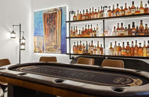 Bourbon-themed home w arcade & hot tub for groups - Foto 18