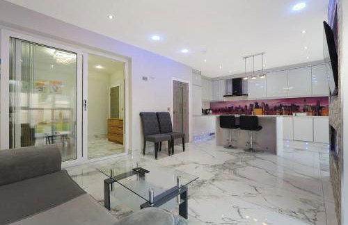 Stylish Home With Free Parking And Easy City Access - Photo 21