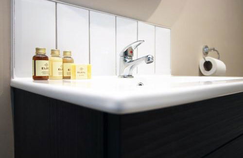 LUXURY 4 Bedroom 4 Ensuite Home in Penarth (Pool Table Games Room & BBQ Garden) with Sea Views - Photo 25