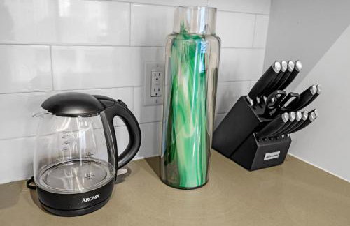 Bright and Airy 2 Bed on Biscayne Blvd with Free Park - Foto 9