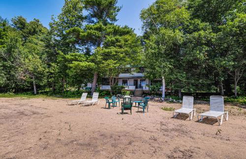 Torch Lake Getaway with Private Beach and Boat Dock! - Foto 27