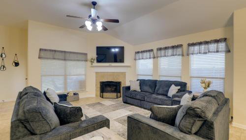 6 Mi to Dtwn Mansfield! Family Getaway with Patio - Foto 1