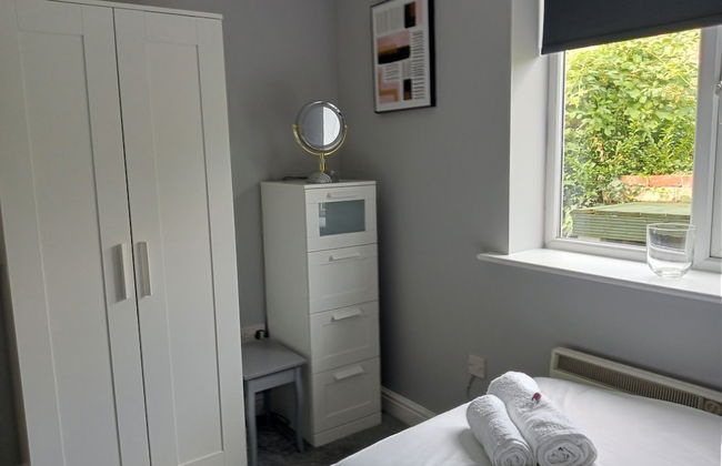 Beautiful and Secluded ,detached Garden Apartment - Foto 7