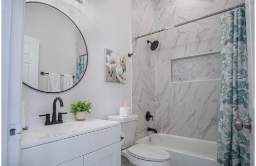 3BR3BA Urban Escape Just Minutes From Downtown - Foto 35