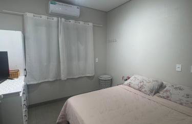 Casa completa acomoda até 10 hóspedes, 5 quartos, 4 camas casal e 2 solteiro - Foto 12