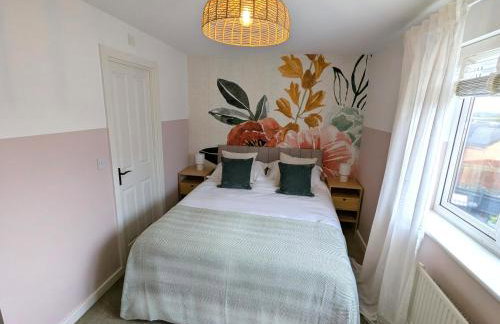 CHERRYTREES 5 Bed House, Sleeps 10, 3 Bathrooms, Parking, Ideal for Groups and Work Stays - Foto 23