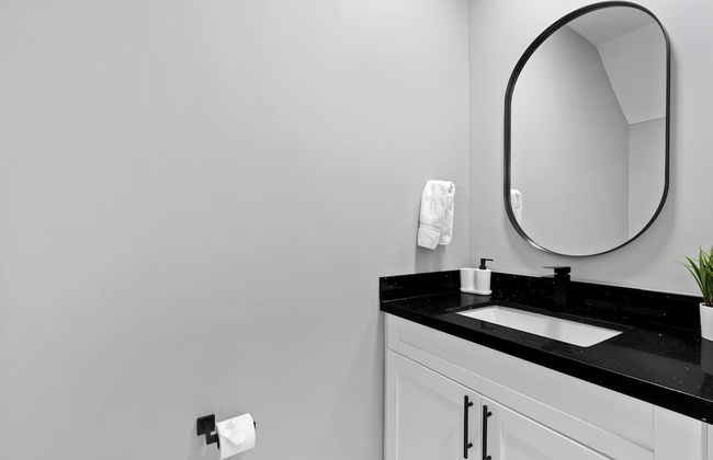 Modern 4-BR House with Free Parking - Photo 21